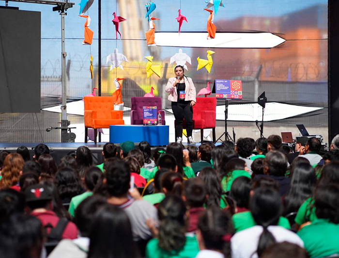 La astrofísica Macarena Droguett hace su presentación sobre el escenario de Puerto de Ideas frente a un numeroso público.