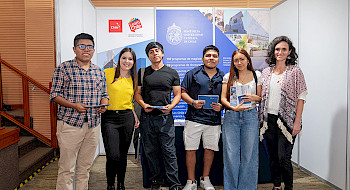 Grupo de participantes de la UC en Feria Expo Postgrados en Lima.
