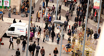Calle con gente. Foto César Dellepiane