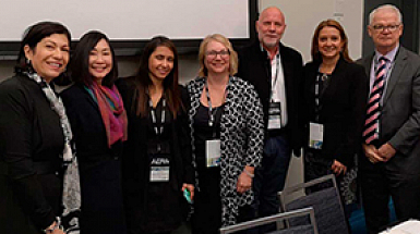 La decana Lorena Medina (segunda de derecha a izquierda) participó junto a académicos de distintos planteles del mundo en el congreso de la Asociación Americana de Investigación Educativa (AERA).