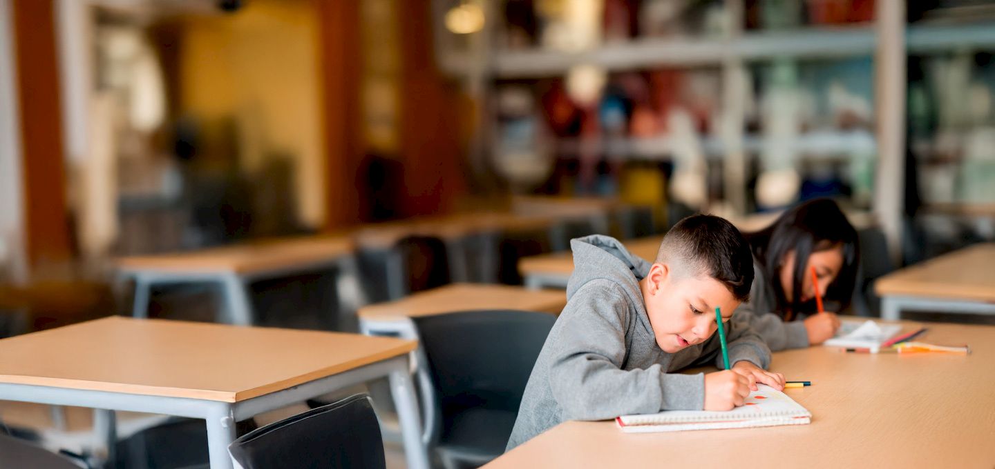 Escolares escribiendo en una sala de clases