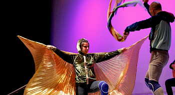Una escena del montaje "Danzas Aladas" en la que la actriz Layla Raña está caracterizada como una mariposa con sus alas abiertas.