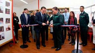 Autoridades y representantes en la reinauguración del espacio Biblioteca Escolar Futuro en el Centro Penitenciario.