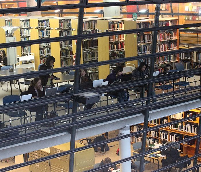 La biblioteca constituye el lugar de reunión más habitual de los estudiantes. - Foto César Cortés