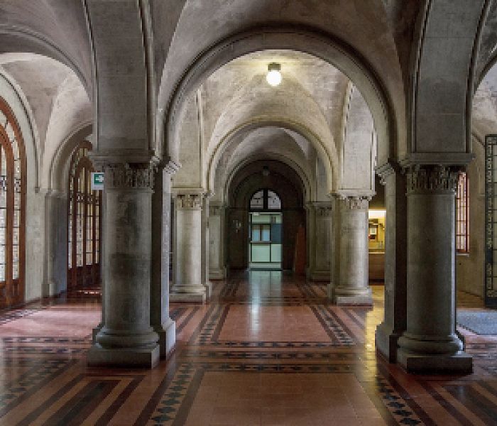 The neo-romanesque access hall welcomes the students every day.
