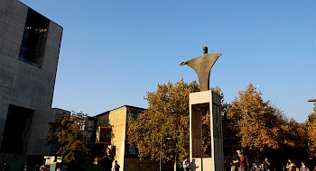 Estatua del Cristo al ingreso del Campus San Joaquin.