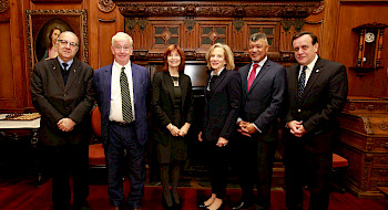 Los integrantes del panel internacional de expertos, con el rector Ignacio Sánchez.