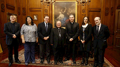 El arzobispo de Malta, Charles Scicluna y el oficial de la Congregación para la Doctrina de la Fe, Jordi Bertomeu junto al rector Ignacio Sánchez y autoridades de la UC.