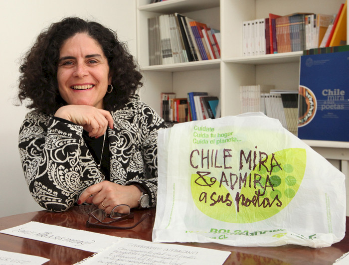 Paula Miranda y una bolsa sustentable, uno de los artefactos de Nicanor Parra.