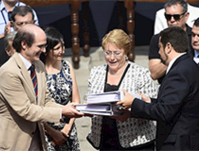 imagen correspondiente a la noticia: "Comité sistematizador del proceso constituyente entrega Bases Ciudadanas a la Presidenta Bachelet"