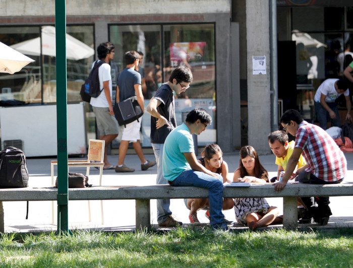 Estudiantes conversando en un patio del Campus San Joaquín.